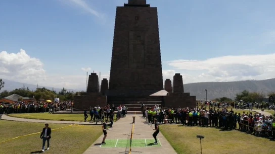 Federer y Zverev, situados cada uno a un lado del mundo en Ecuador Federer y Zverev, situados cada uno a un lado del mundo en Ecuador