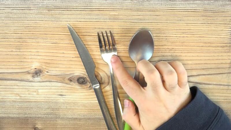 Por qué no debes meter un tenedor en el microondas (pero una cuchara sí)