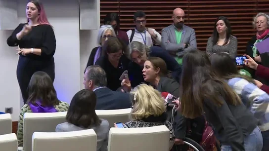 Varias mujeres se enfrentan a Ortega Smith (Vox) por negar la violencia de género Varias mujeres se enfrentan a Ortega Smith (Vox) por negar la violencia de género