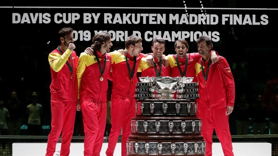 El equipo español de tenis junto al trofeo de la Copa Davis El equipo español de tenis junto al trofeo de la Copa Davis