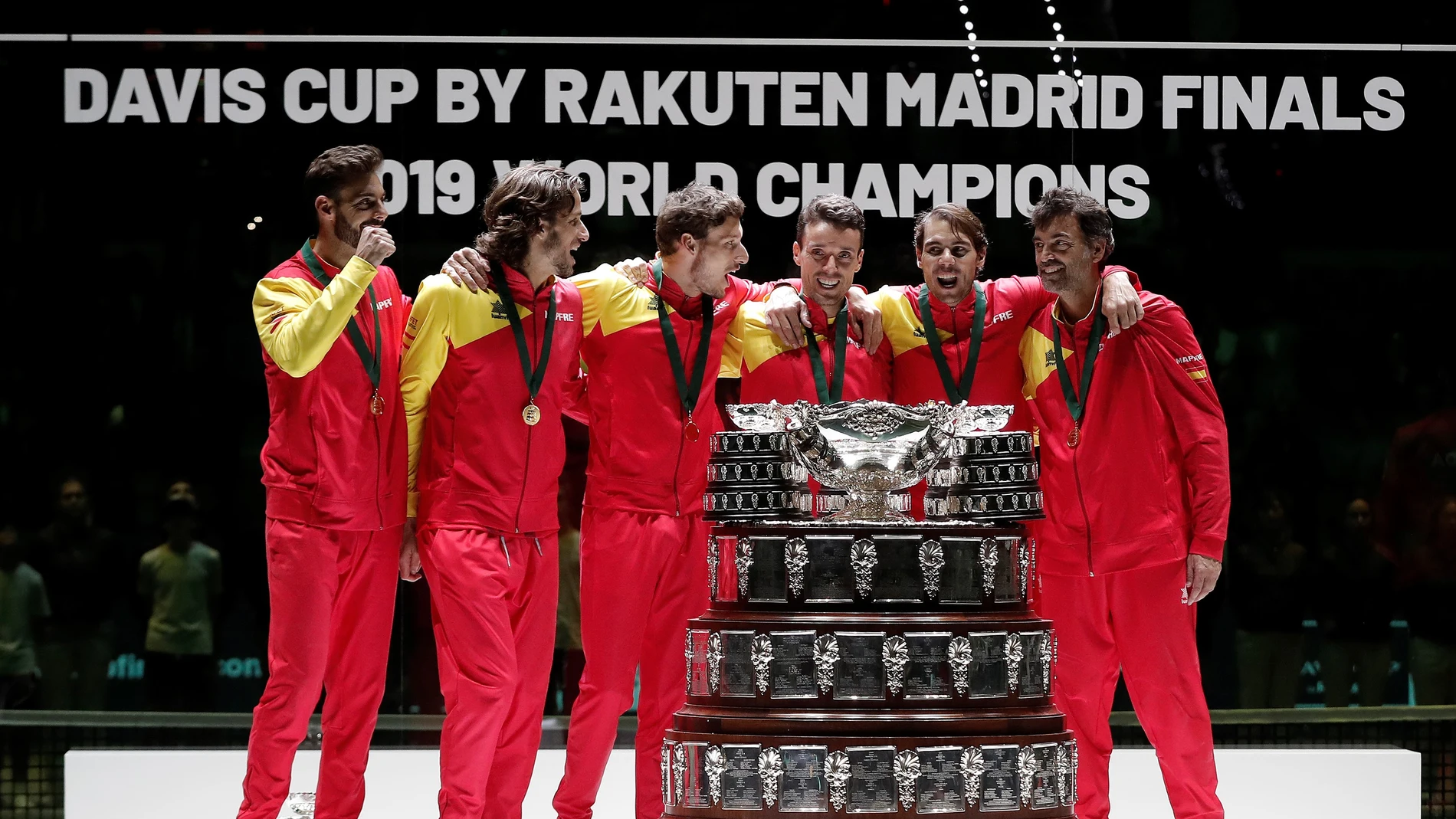 El equipo español de tenis junto al trofeo de la Copa Davis
