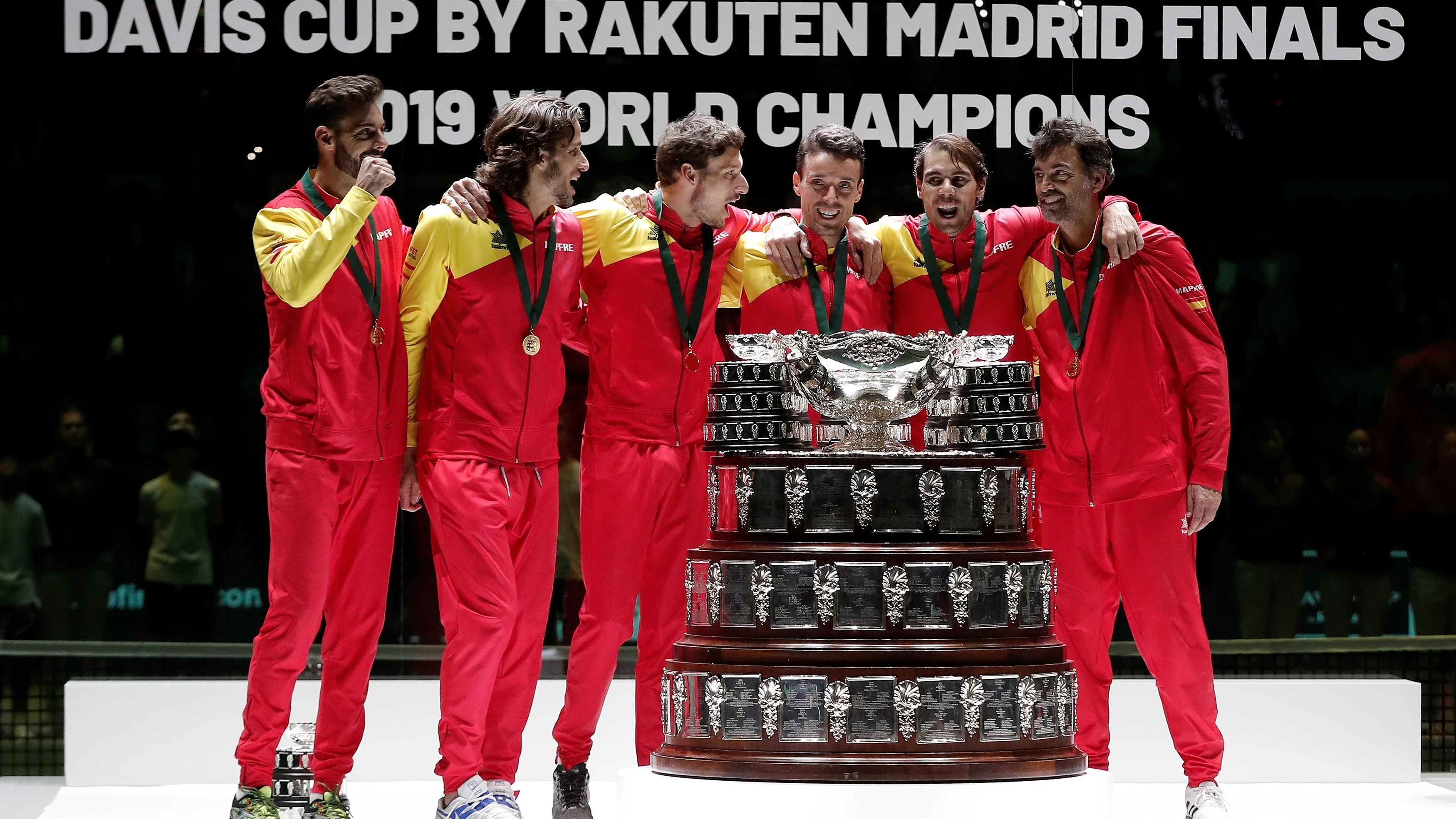 El equipo español de tenis junto al trofeo de la Copa Davis