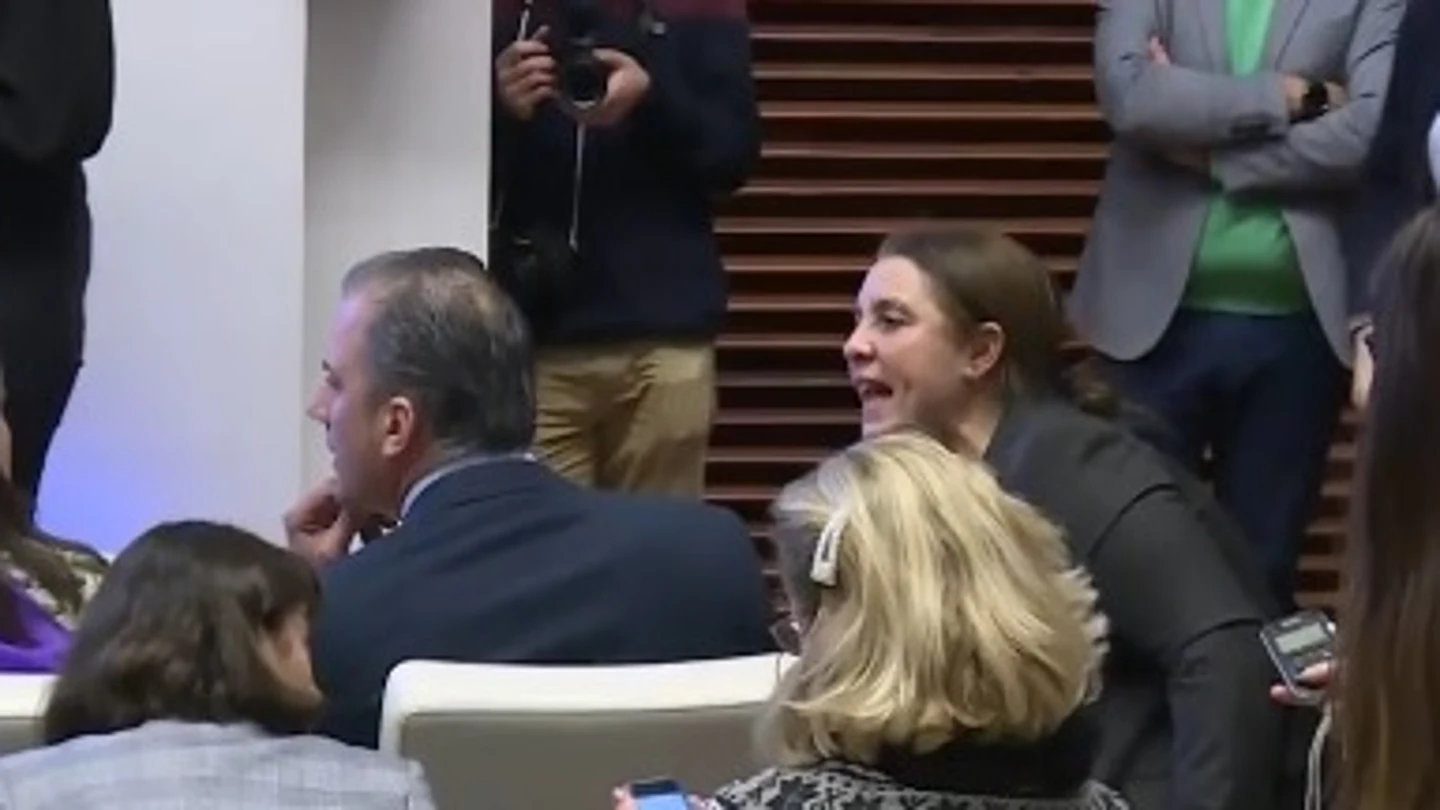 Una víctima de violencia de género increpa a Ortega Smith Una víctima de violencia de género increpa a Ortega Smith