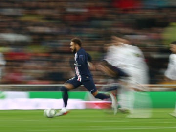 Neymar corre en el Bernabéu ante unos difuminados jugadores del Real Madrid Neymar corre en el Bernabéu ante unos difuminados jugadores del Real Madrid
