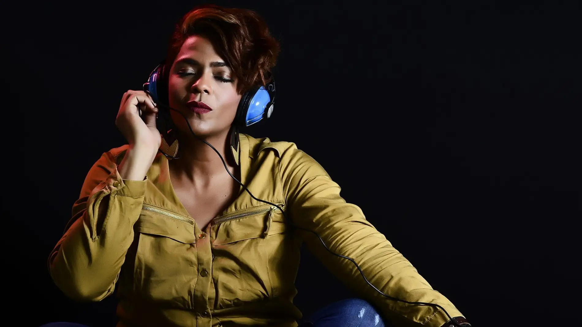 mujer escuchando música