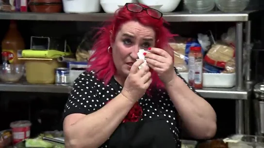 La propietaria del 'Lolailo' rompe al llorar al aparecer un bicho muerto en un plato: "Somos lentos, pero cucarachas no" La propietaria del 'Lolailo' rompe al llorar al aparecer un bicho muerto en un plato: "Somos lentos, pero cucarachas no"