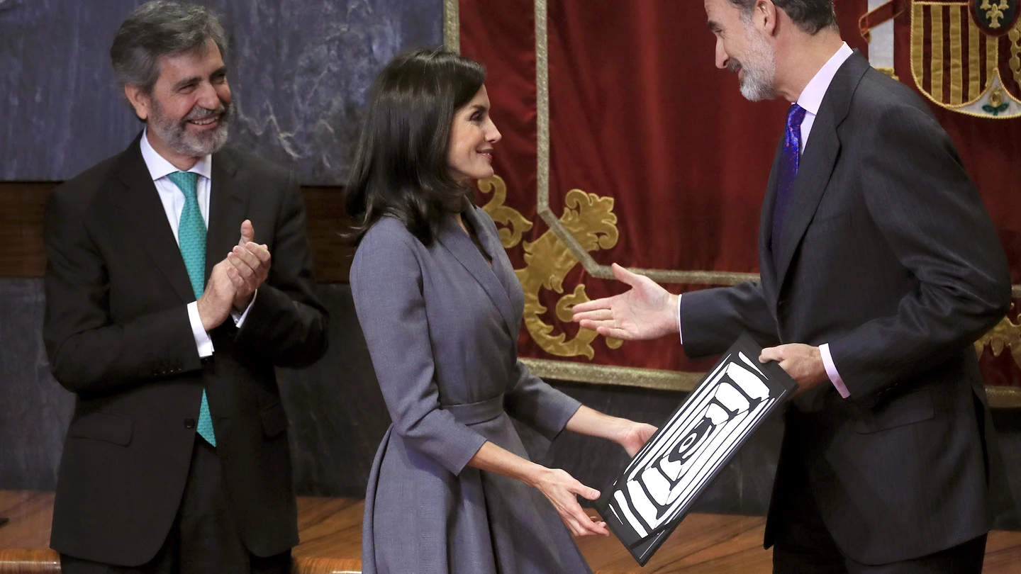 La reina dedica su premio a los "anónimos" que combaten la violencia machista. La reina dedica su premio a los "anónimos" que combaten la violencia machista.