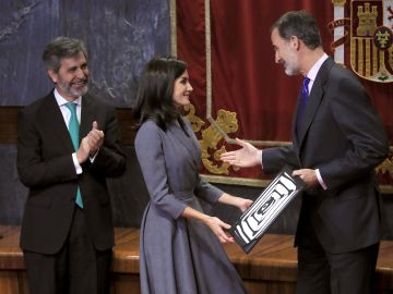 La reina dedica su premio a los "anónimos" que combaten la violencia machista. La reina dedica su premio a los "anónimos" que combaten la violencia machista.