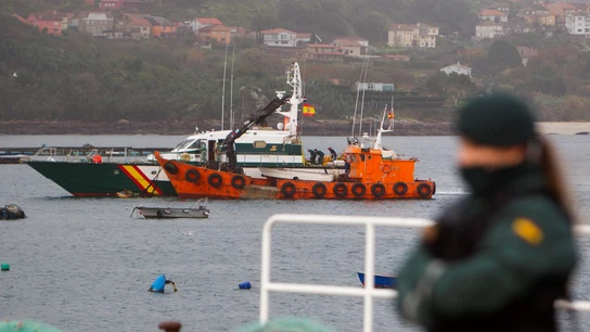 El submarino cargado con droga se hunde tras ser remolcado al puerto de Aldán. El submarino cargado con droga se hunde tras ser remolcado al puerto de Aldán.