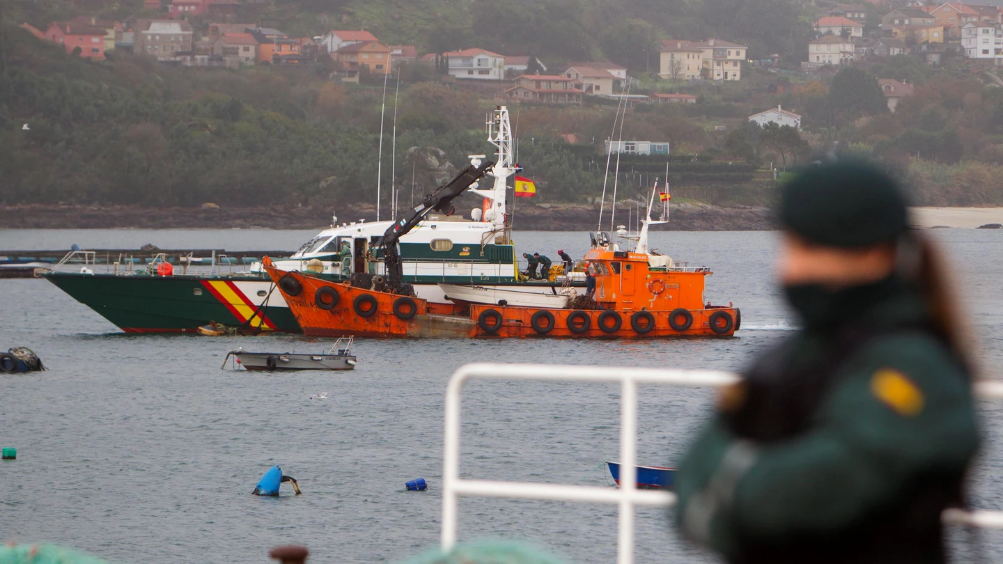 El submarino cargado con droga se hunde tras ser remolcado al puerto de Aldán. El submarino cargado con droga se hunde tras ser remolcado al puerto de Aldán.