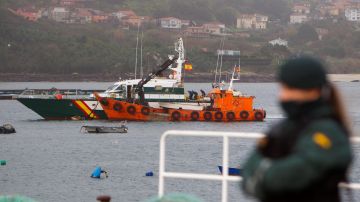 El submarino cargado con droga se hunde tras ser remolcado al puerto de Aldán.