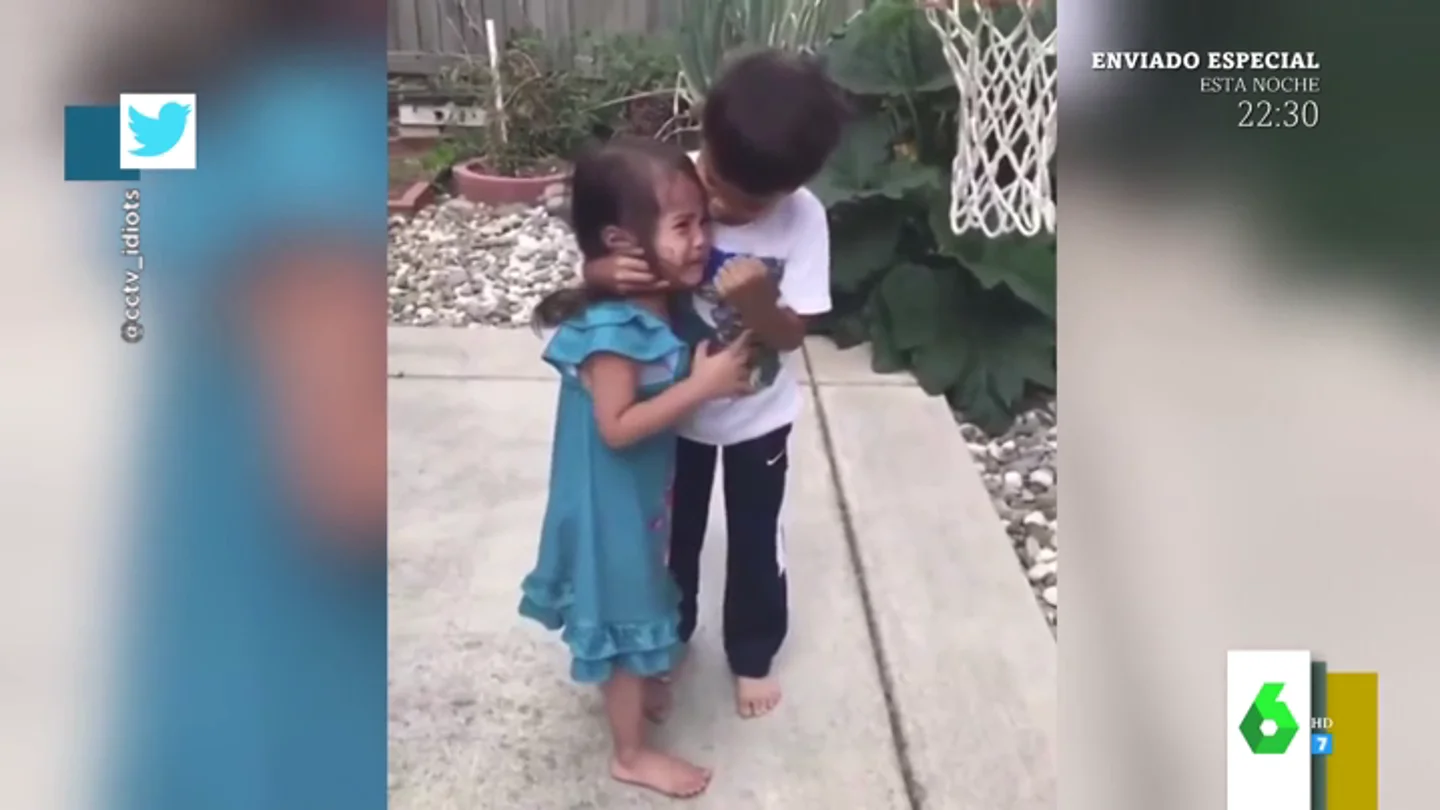 El vídeo viral que enamora al mundo: así es la tierna reacción de un niño al consolar a su hermana tras ser golpeada por un balón El vídeo viral que enamora al mundo: así es la tierna reacción de un niño al consolar a su hermana tras ser golpeada por un balón