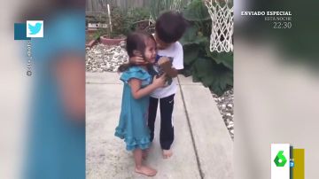El vídeo viral que enamora al mundo: así es la tierna reacción de un niño al consolar a su hermana tras ser golpeada por un balón 