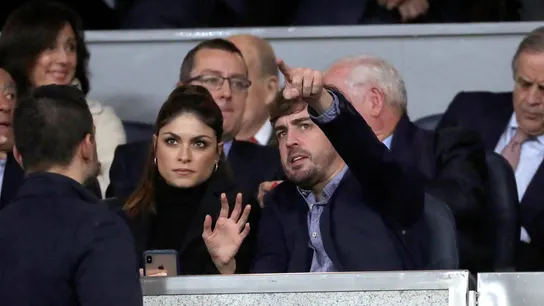 Fernando Alonso, con su pareja, presenciando el Real Madrid-PSG en el Bernabéu Fernando Alonso, con su pareja, presenciando el Real Madrid-PSG en el Bernabéu