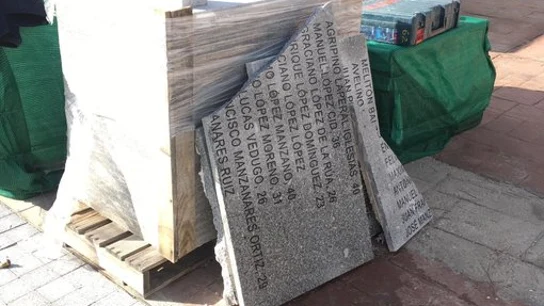 Las placas de las víctimas del franquismo retiradas del memorial de La Almudena Las placas de las víctimas del franquismo retiradas del memorial de La Almudena
