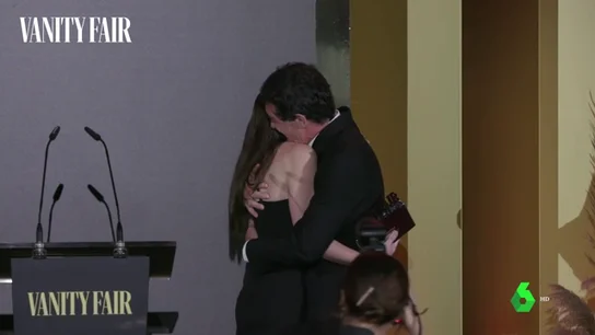 Antonio Banderas recibe el premio 'Personaje del año' de manos de su hija Antonio Banderas recibe el premio 'Personaje del año' de manos de su hija