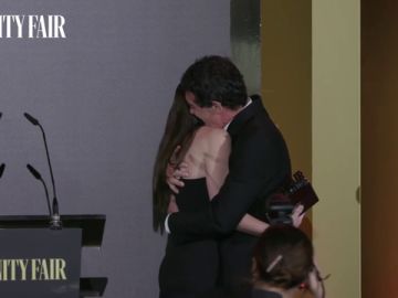 Antonio Banderas recibe el premio 'Personaje del año' de manos de su hija Antonio Banderas recibe el premio 'Personaje del año' de manos de su hija