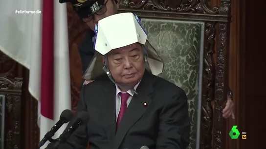 Los cascos antisismo de los diputados japoneses que parecen sacados de 'Star Wars' o 'El Cuento de la criada' Los cascos antisismo de los diputados japoneses que parecen sacados de 'Star Wars' o 'El Cuento de la criada'