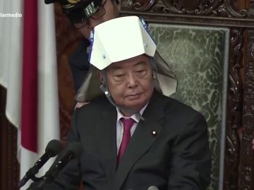 Los cascos antisismo de los diputados japoneses que parecen sacados de 'Star Wars' o 'El Cuento de la criada' Los cascos antisismo de los diputados japoneses que parecen sacados de 'Star Wars' o 'El Cuento de la criada'
