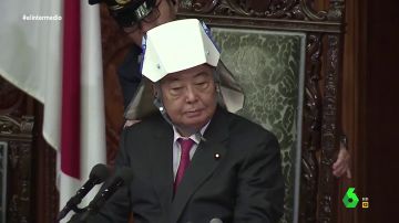 Los cascos antisismo de los diputados japoneses que parecen sacados de 'Star Wars' o 'El Cuento de la criada'