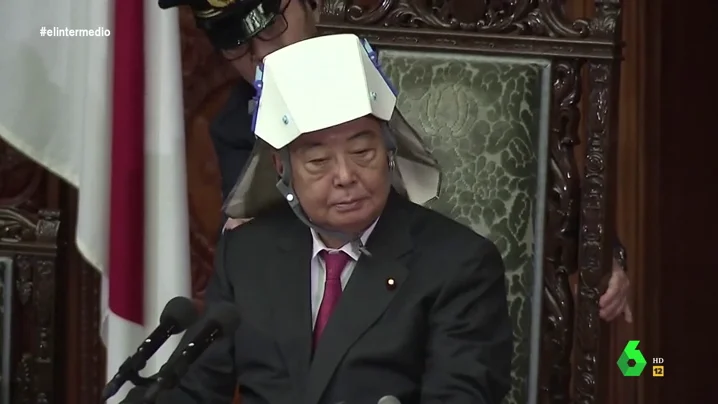 Los cascos antisismo de los diputados japoneses que parecen sacados de 'Star Wars' o 'El Cuento de la criada' Los cascos antisismo de los diputados japoneses que parecen sacados de 'Star Wars' o 'El Cuento de la criada'