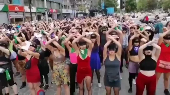 La actuación reivindicativa de las feministas chilenas por el 25N: "Y la culpa no era mía, ni dónde estaba, ni cómo vestía" La actuación reivindicativa de las feministas chilenas por el 25N: "Y la culpa no era mía, ni dónde estaba, ni cómo vestía"