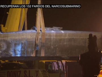 Primeras imágenes del reflote del narcosubmario interceptado en Galicia: iba repleto de fardos de cocaína Primeras imágenes del reflote del narcosubmario interceptado en Galicia: iba repleto de fardos de cocaína