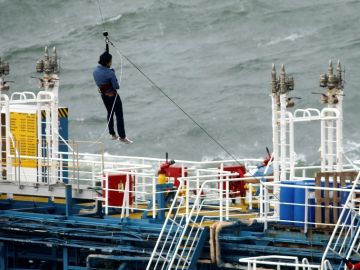 Tripulación y técnicos retoman el bombeo del combustible Tripulación y técnicos retoman el bombeo del combustible