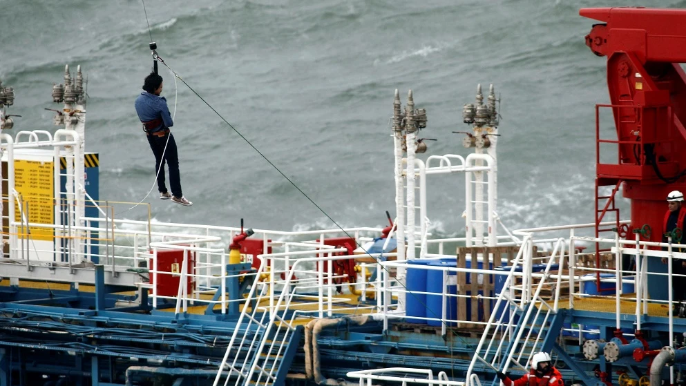 Tripulación y técnicos retoman el bombeo del combustiblel Blue Star