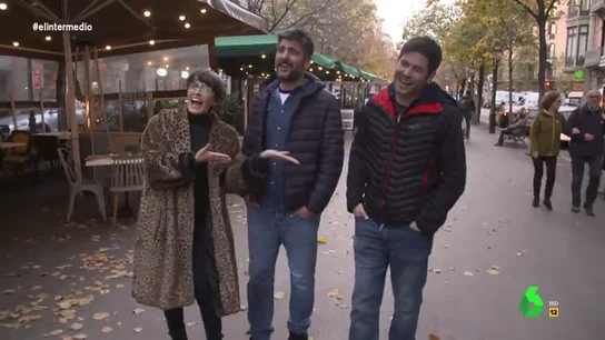Esto es lo que pasa cuando paseas con Estopa por plena calle de Barcelona: "¡Qué ímpetu, yo contra esto no puedo luchar!" Esto es lo que pasa cuando paseas con Estopa por plena calle de Barcelona: "¡Qué ímpetu, yo contra esto no puedo luchar!"