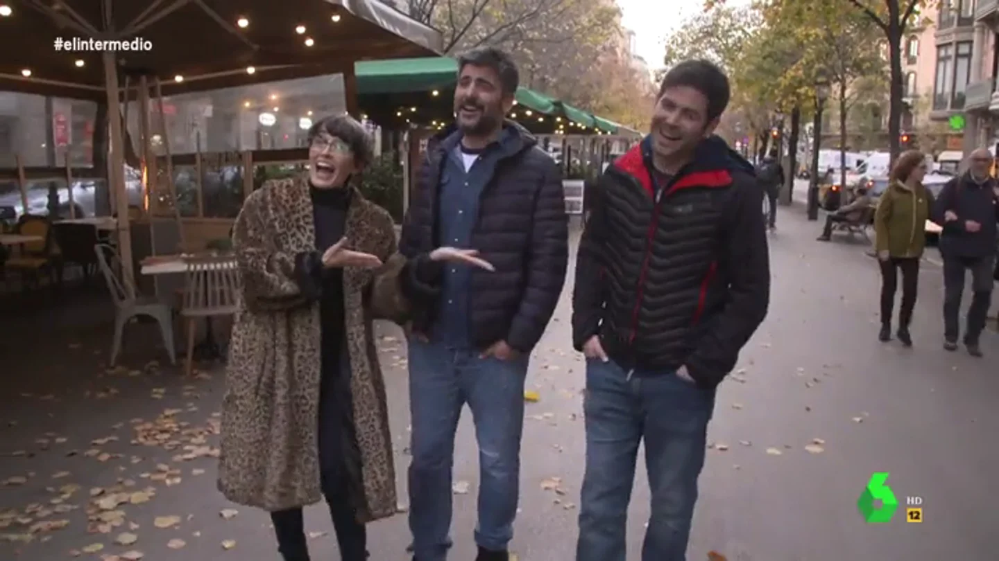 Esto es lo que pasa cuando paseas con Estopa por plena calle de Barcelona: "¡Qué ímpetu, yo contra esto no puedo luchar!" Esto es lo que pasa cuando paseas con Estopa por plena calle de Barcelona: "¡Qué ímpetu, yo contra esto no puedo luchar!"