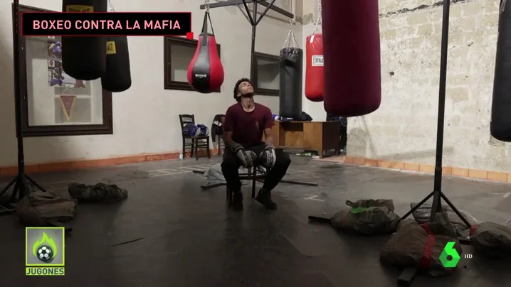 ¿Boxeo en una iglesia? Esta es la edificante actividad en un barrio abandonado de Nápoles