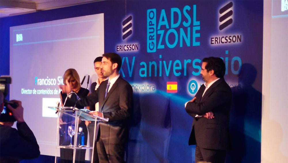 Alfonso Fernández, Director de Marketing de Samsung España recogiendo el premio