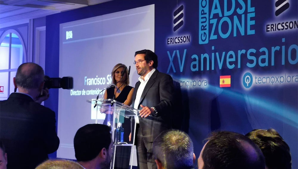 Francisco Sierra, Director de contenidos de Atresmedia entregando el premio