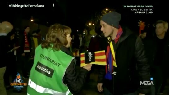 "No sabemos qu&eacute; significa": la reacci&oacute;n de aficionados extranjeros al recibir esteladas en el Camp Nou