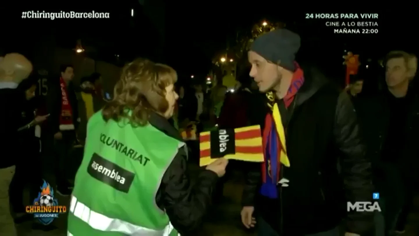 "No sabemos qué significa": la reacción de aficionados extranjeros al recibir esteladas en el Camp Nou "No sabemos qué significa": la reacción de aficionados extranjeros al recibir esteladas en el Camp Nou