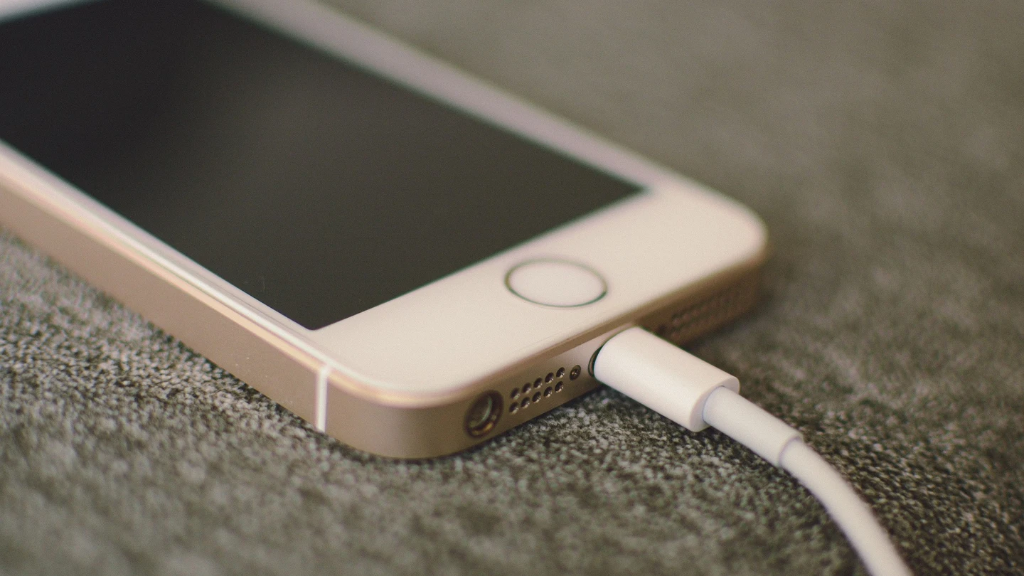 La forma más segura de cargar tu móvil en un puerto USB público La forma más segura de cargar tu móvil en un puerto USB público