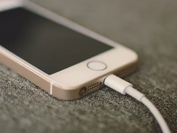 La forma más segura de cargar tu móvil en un puerto USB público La forma más segura de cargar tu móvil en un puerto USB público