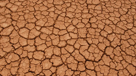 Tierra agrietada debido a la sequía de un lago seco en la Patagonia, Argentina Tierra agrietada debido a la sequía de un lago seco en la Patagonia, Argentina