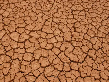 Tierra agrietada debido a la sequía de un lago seco en la Patagonia, Argentina