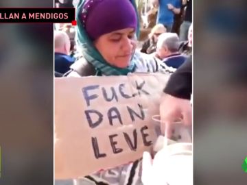 Hooligans del Chelsea roban el dinero y humillan a mendigas en Valencia Hooligans del Chelsea roban el dinero y humillan a mendigas en Valencia