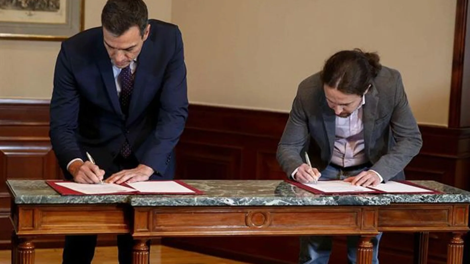 Pedro Sánchez y Pablo Iglesias cuando firmaron el preacuerdo de gobierno. Unidas Podemos aspira a liderar un ministerio de universidades. /EFE
