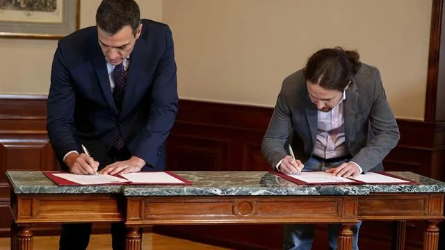 Pedro Sánchez y Pablo Iglesias cuando firmaron el preacuerdo de gobierno. Unidas Podemos aspira a liderar un ministerio de universidades. /EFE