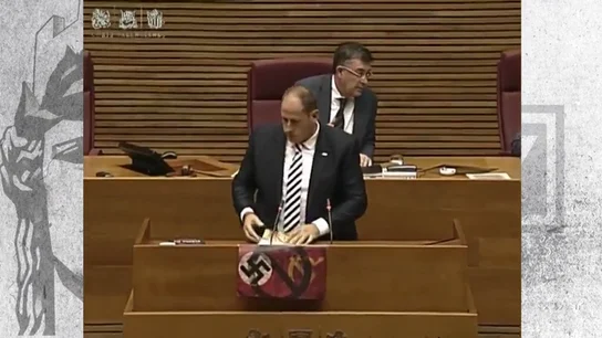 Un diputado de Vox muestra una esvástica en las Cortes Valencianas Un diputado de Vox muestra una esvástica en las Cortes Valencianas