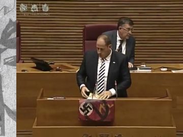 Un diputado de Vox muestra una esvástica en las Cortes Valencianas Un diputado de Vox muestra una esvástica en las Cortes Valencianas