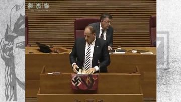 Un diputado de Vox muestra una esvástica en las Cortes Valencianas
