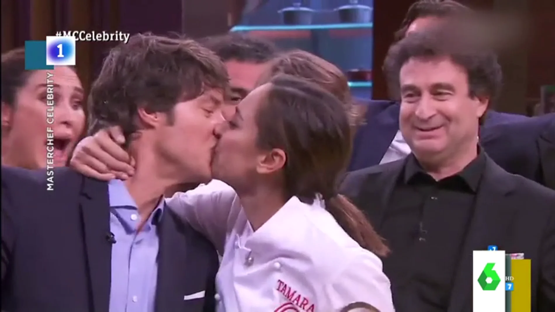 Así fue el sorprendente beso de Tamara Falcó a Jordi Cruz
