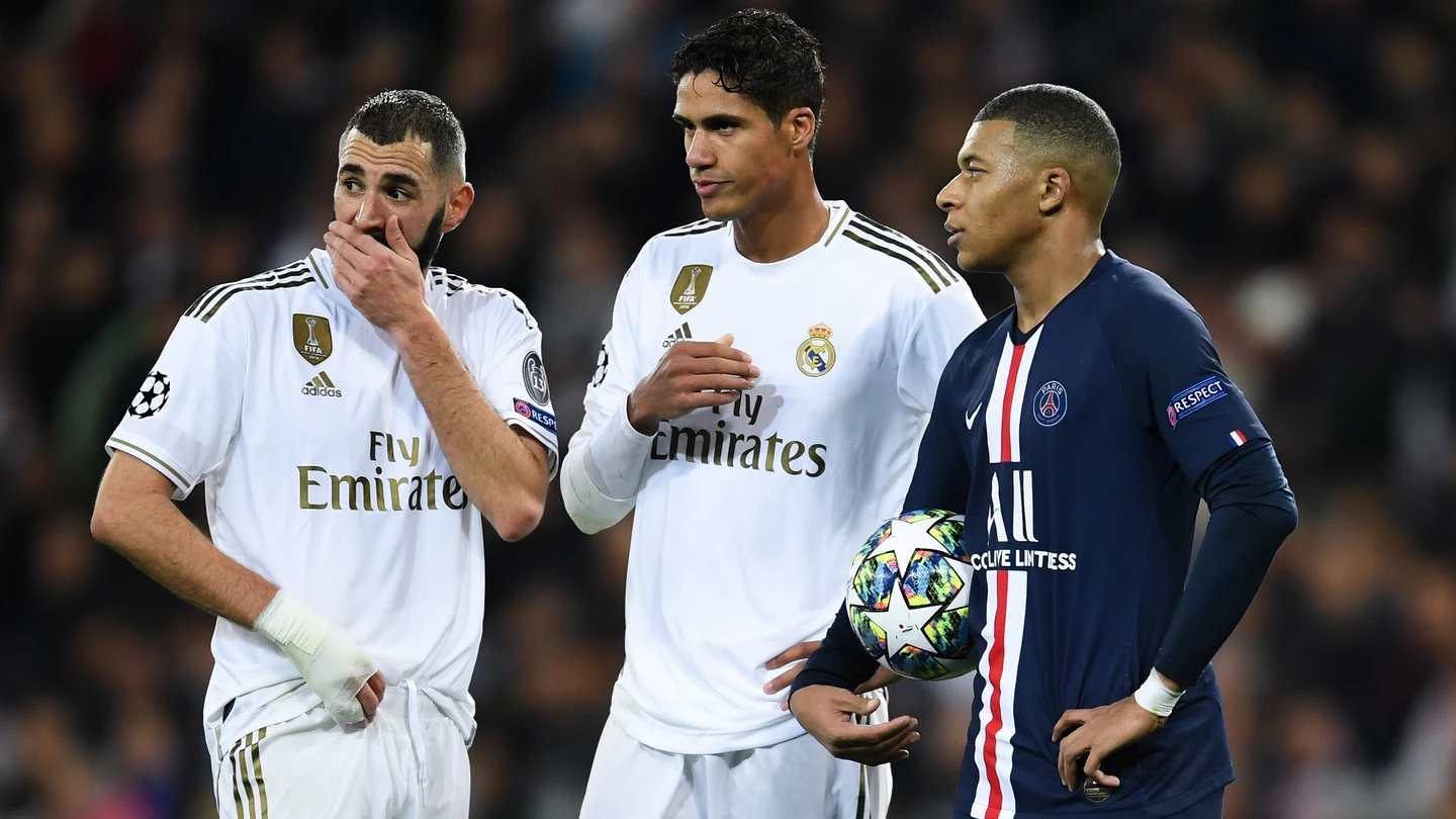 Mbappé charla con Benzema y Varane durante el Real Madrid-PSG Mbappé charla con Benzema y Varane durante el Real Madrid-PSG
