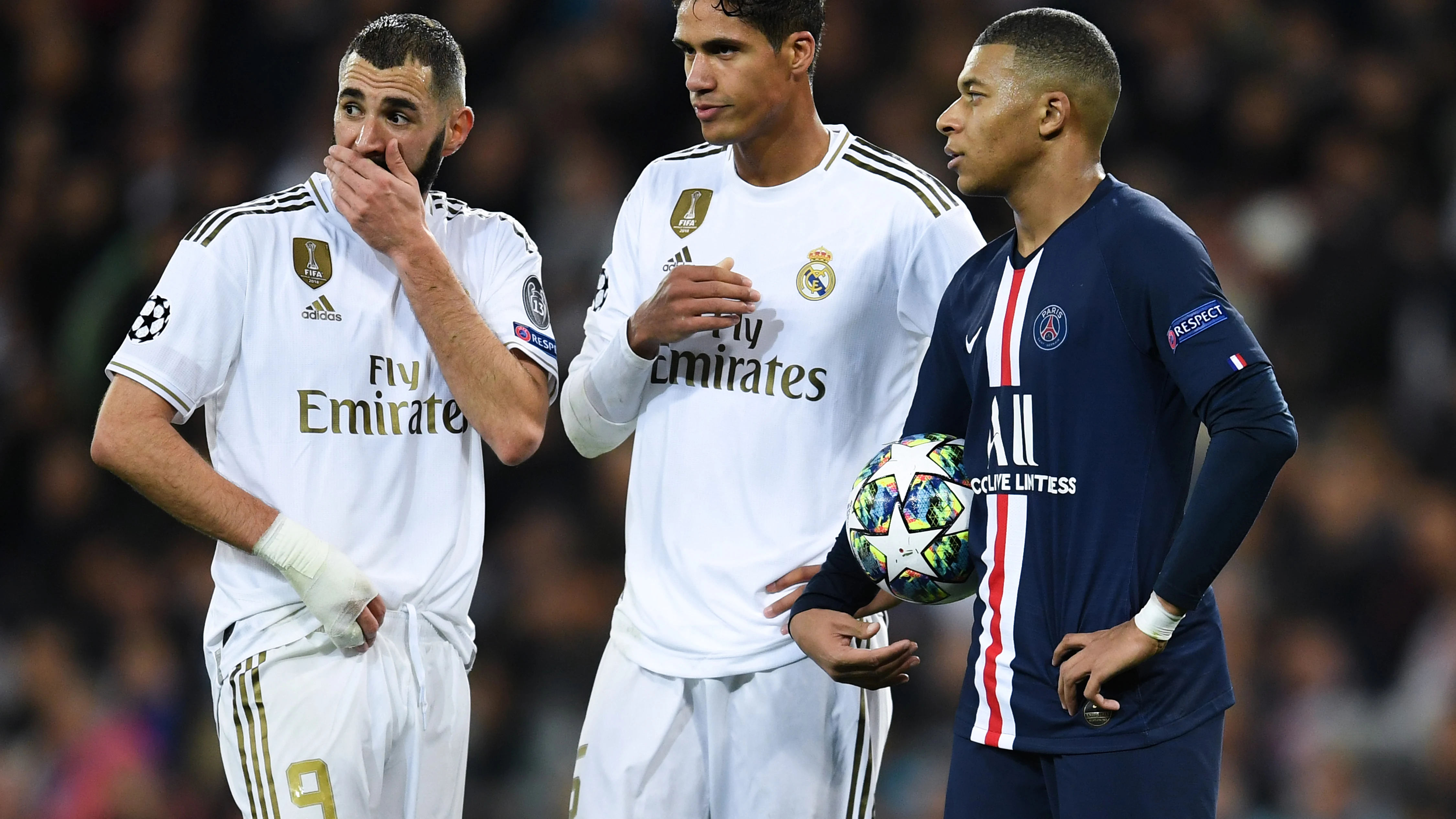 Mbappé charla con Benzema y Varane durante el Real Madrid-PSG