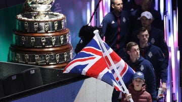 El equipo británico salta a la pista durante un partido de la Copa Davis